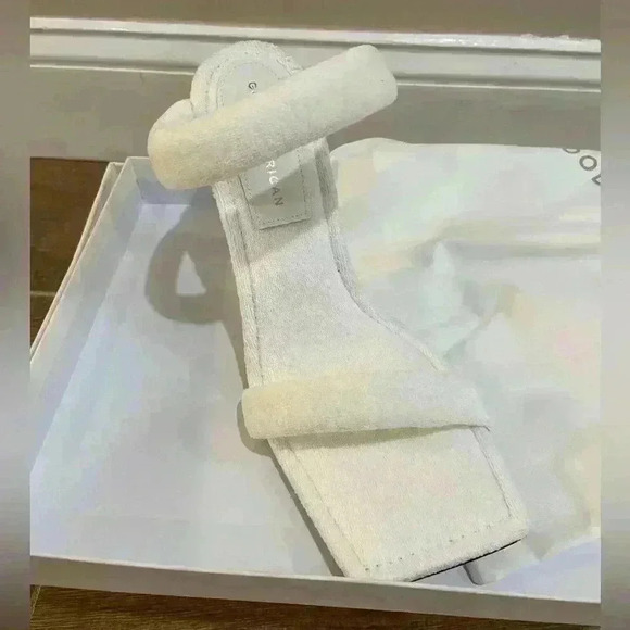 Good American sandal Terry cloth white made in Spain stiletto heels. 8.5 New - Picture 2 of 5